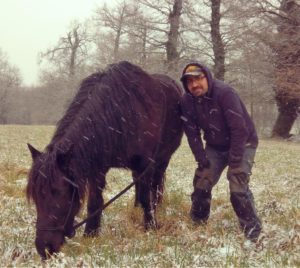 Platon Spaziergang mit Pferd im Schnee