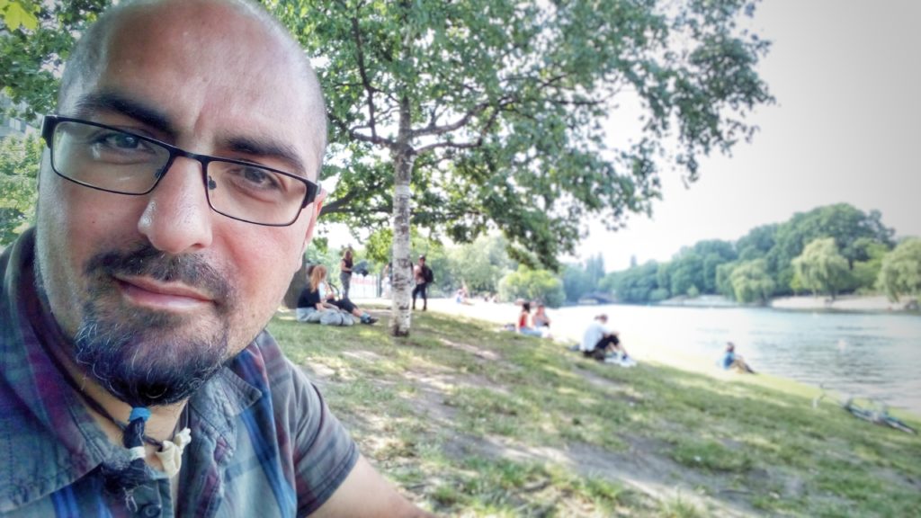 Entspannung an der Spree in Berlin - Platon Kiriazidis