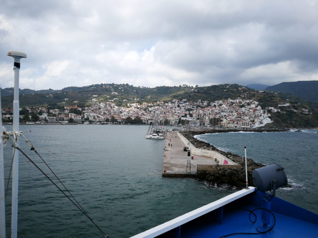 Chora,die Hauptstadt von Skopelos von der Fähre aus