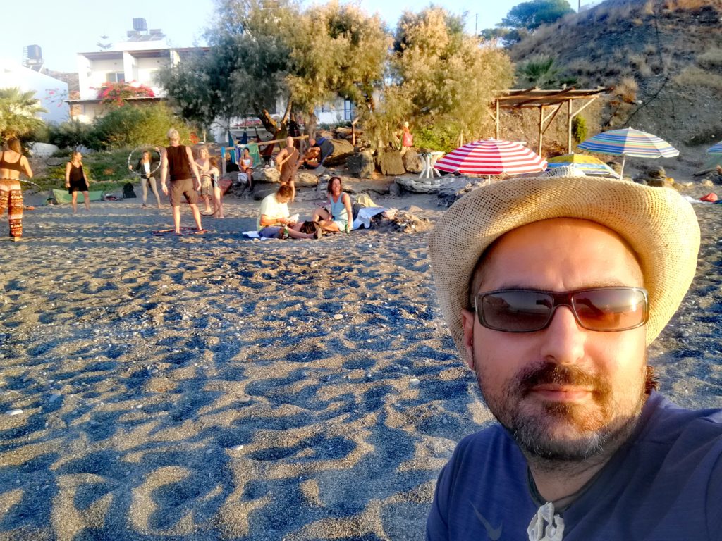 Am Strand von Dityko finden viele Aktivitäten bei Sonnenuntergang statt und es ist FKK erlaubt_Platon Kiriazidis