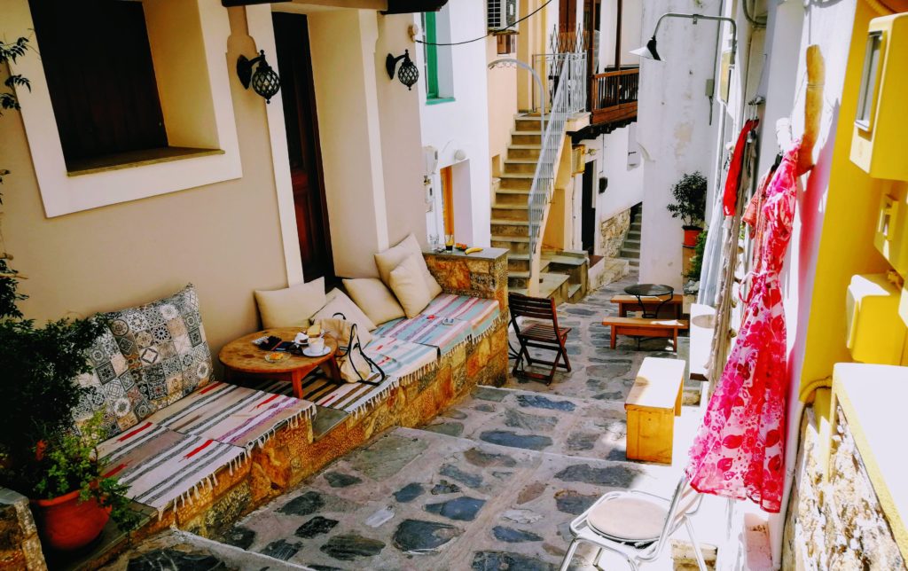 ES gibt genug Schatten in den Gassen von Skopelos und interessante Shops und Menschen zu entdecken