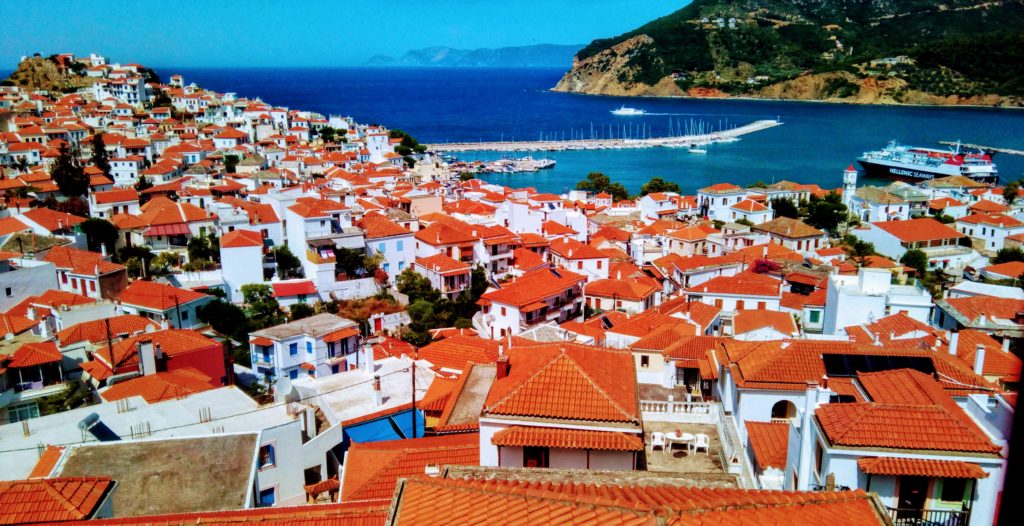 Skopelos Stadt, Ansicht von oben, schnuckelige Stadt voller kleiner Gassen, ideal zum Shoppen, entdecken, für Erinnerungsfotos, Bummel oder etwas Essen und Trinen zu gehen