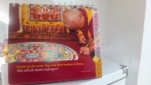 tibetischer Kalender mit Zitaten voller buddhistischer Weisheiten - Platon Kiriazidis