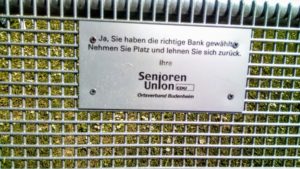 Parkbank Schild der Senioren Union der CDU in Budenheim- Platon Kiriazidis
