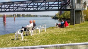 Menschen am Rheinufer in Budenheim - Platon Kiriazidis