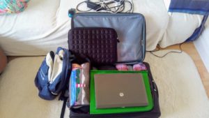 Koffer, Laptop, Leuchtturm: meine Reisesachen - Platon Kiriazidis