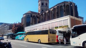 Touristen Busse vor dem Kölner Dom - Platon Kiriazidis
