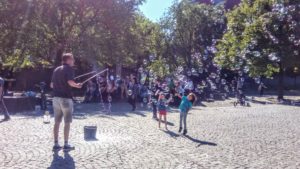 Seifenblasen und Kinder - Platon Kiriazidis