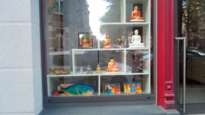Buddha Figuren in der Vitrine - Platon Kiriazidis