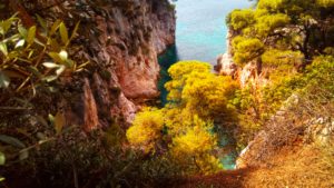 Felsen und Schluchten am Meer Skopelos - Platon Kiriazidis