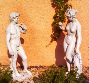 Mann Frau Skulpturen im Hotel Sonnenstrahl in Kißlegg - Platon Kiriazidis